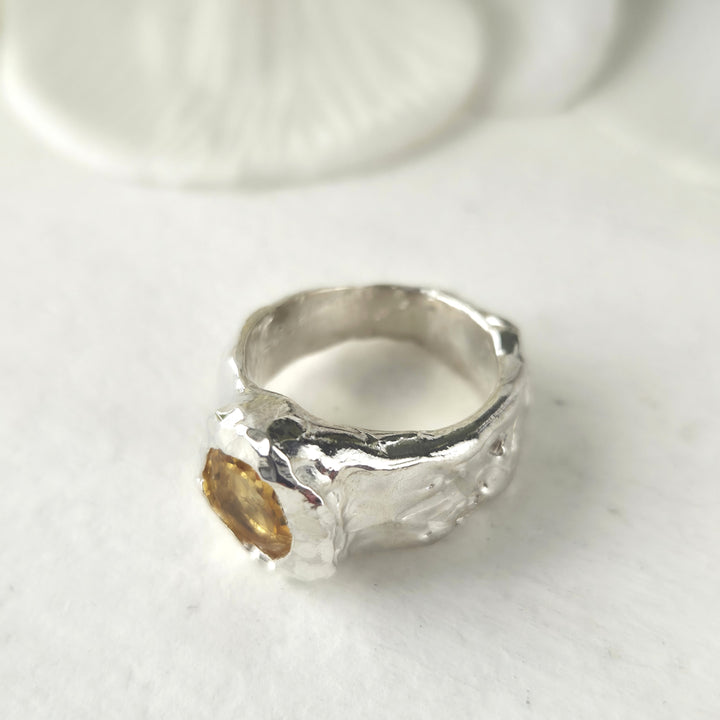 Anillo estilo rústico con citrino natural