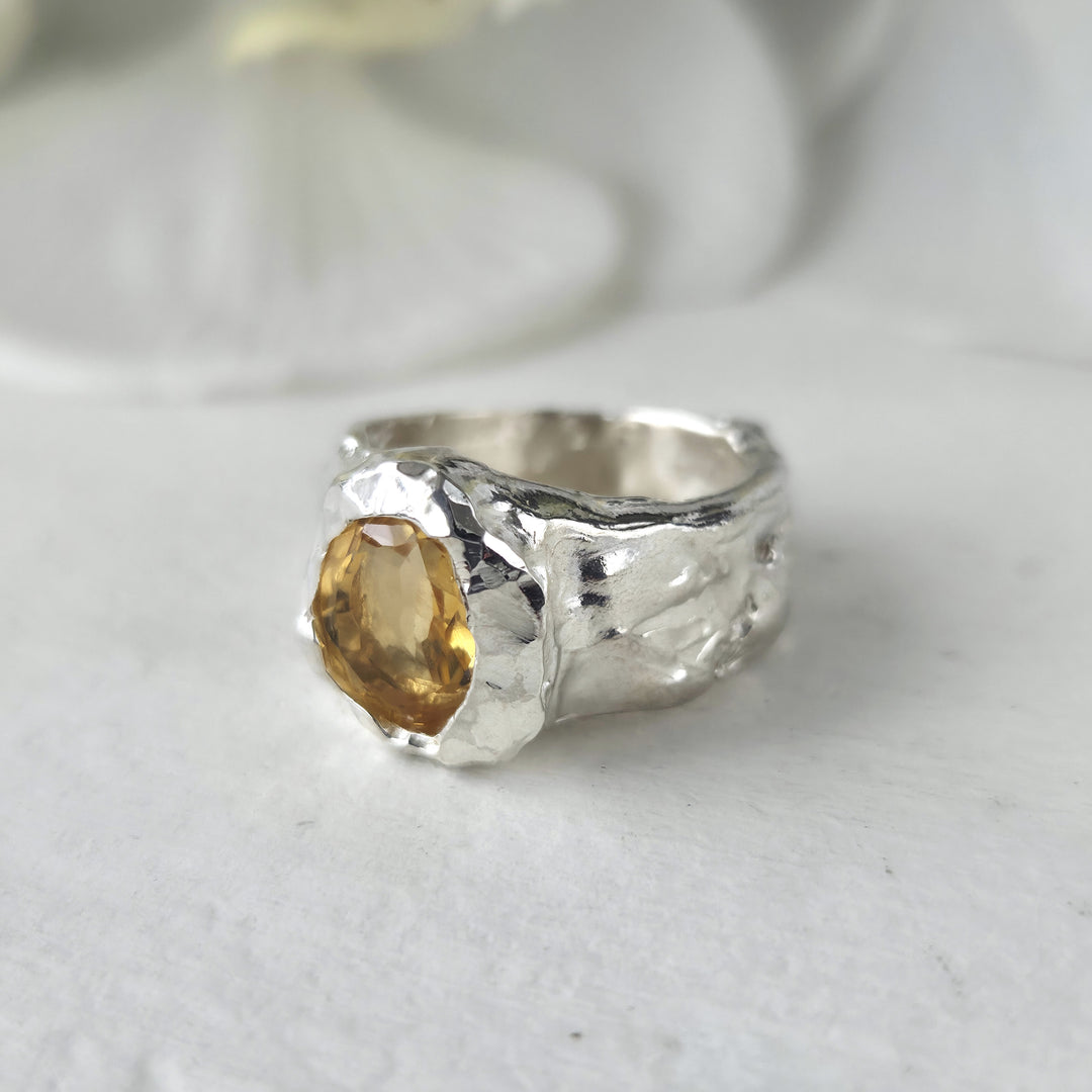 Anillo estilo rústico con citrino natural