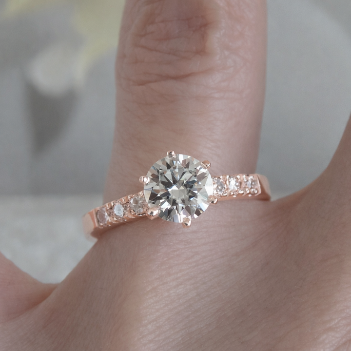 Anillo solitario y medio cintillo con moissanitas - 4.5g