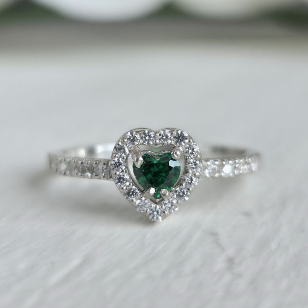 anillo de plata mujer con corazón verde y moissanitas
