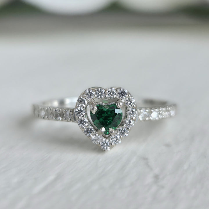 anillo de plata mujer con corazón verde y moissanitas
