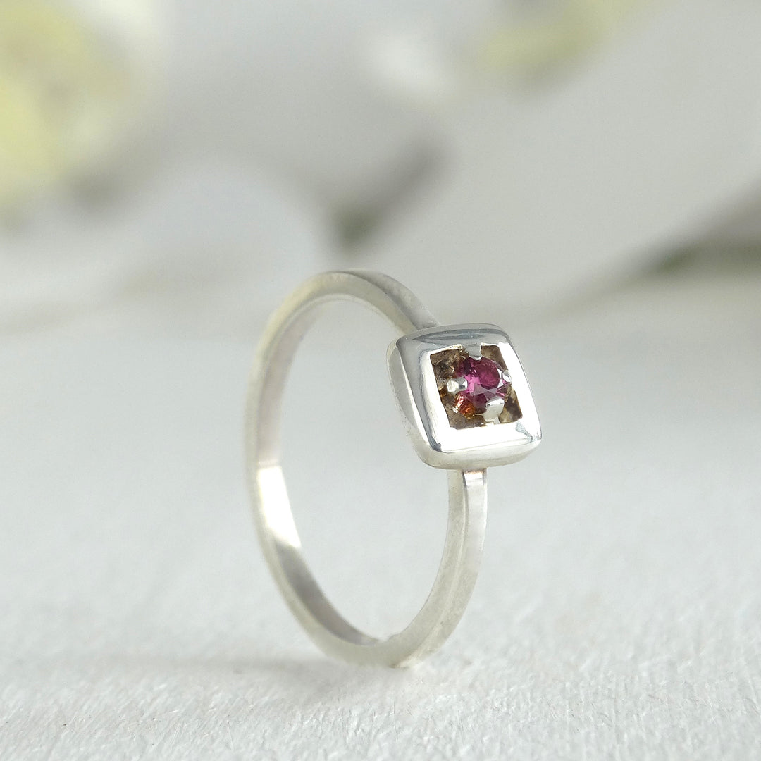 Anillo geométrico oro 18k con rubi