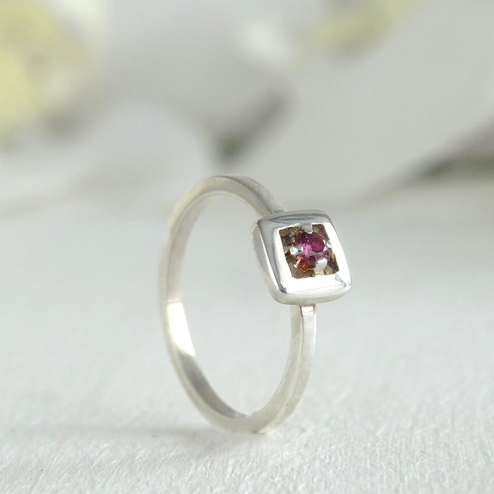 Anillo geométrico oro 18k con rubi