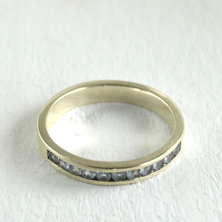 anillo de compromiso pequeño con piedras hecho en oro 18k