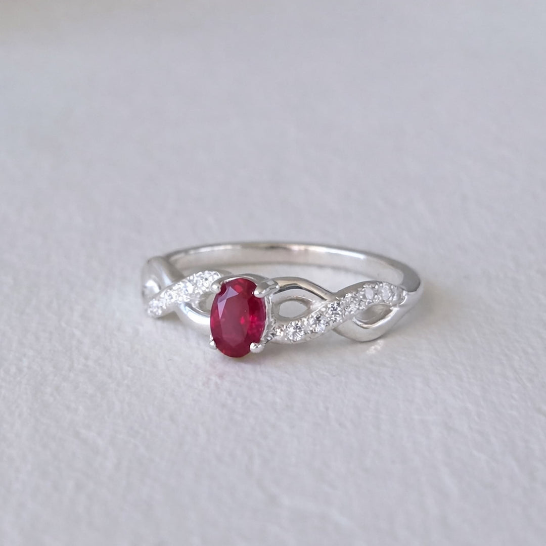 Anillo de compromiso de diseño romántico