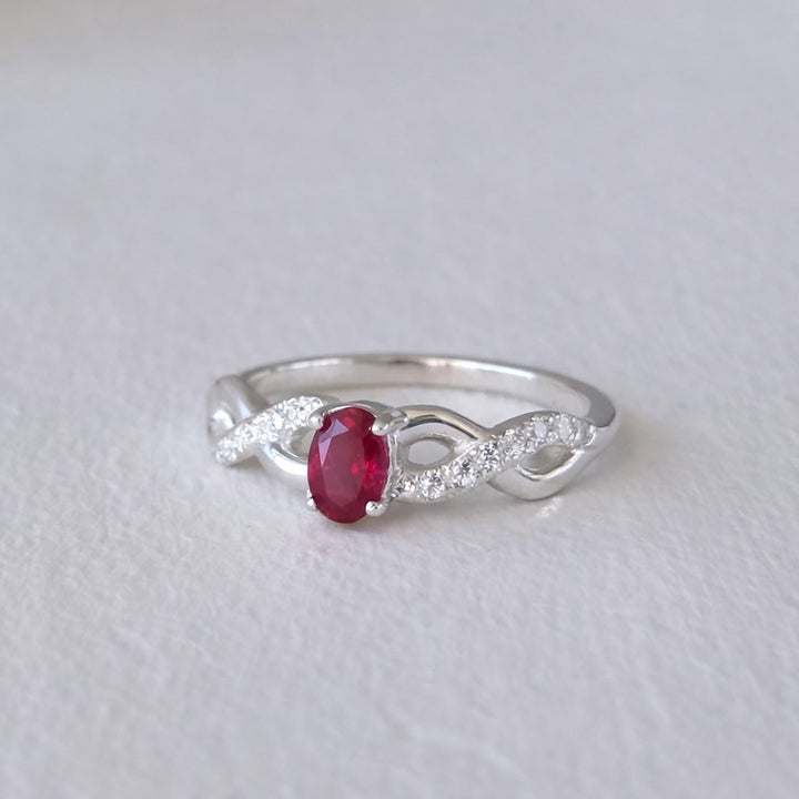 Anillo de compromiso de diseño romántico