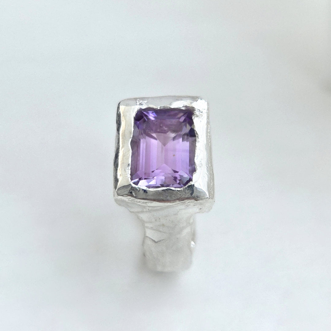 anillo con piedra violeta plata 950