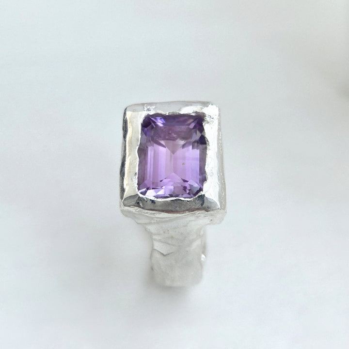 anillo con piedra violeta plata 950