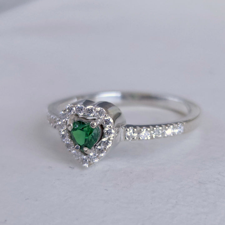 anillo corazón plata con piedra verde y halo moissanitas