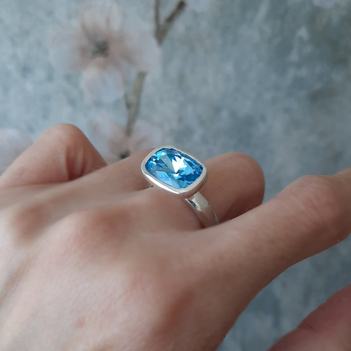 Anillo moderno de plata en mano