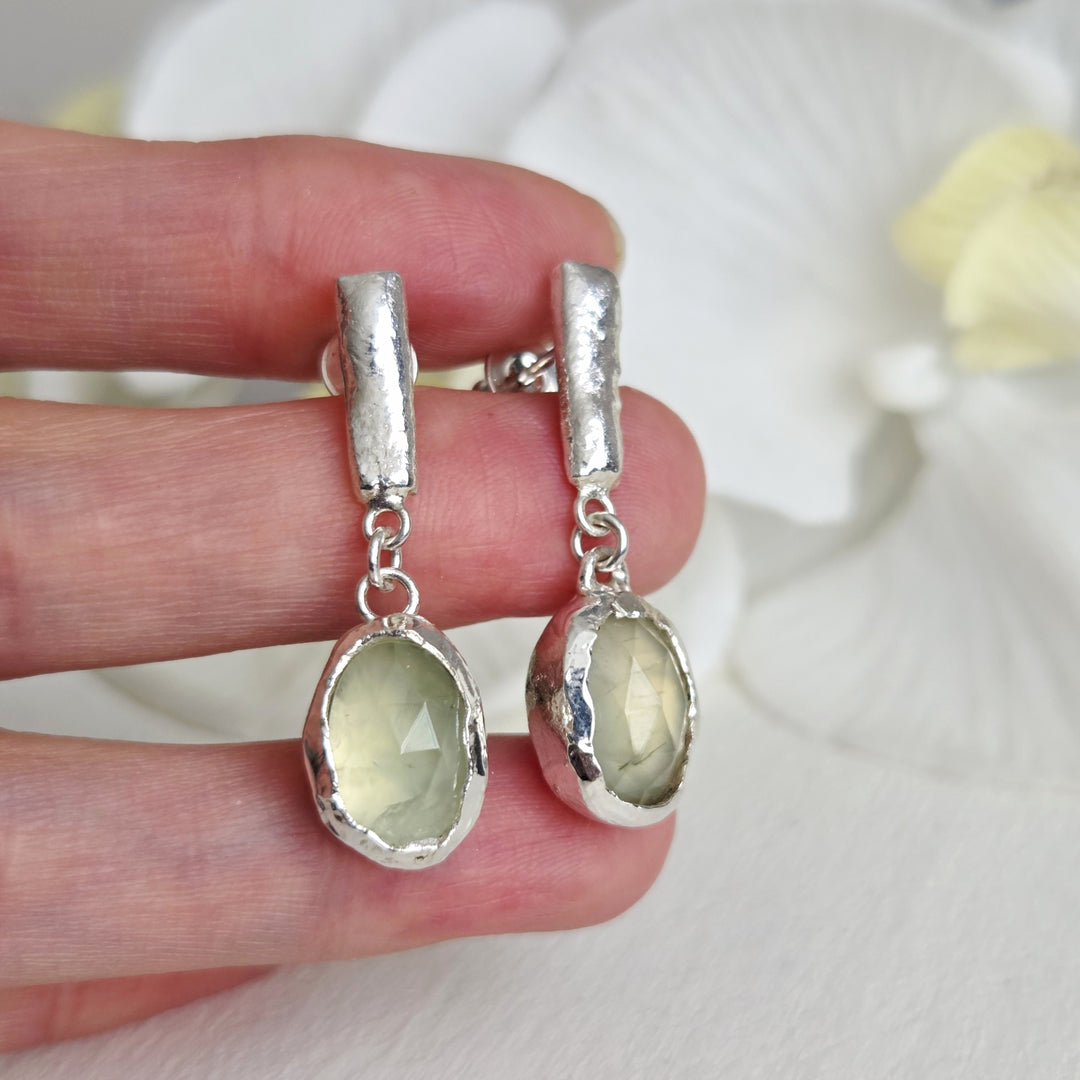 aros diseño orgánico plata con piedra verde