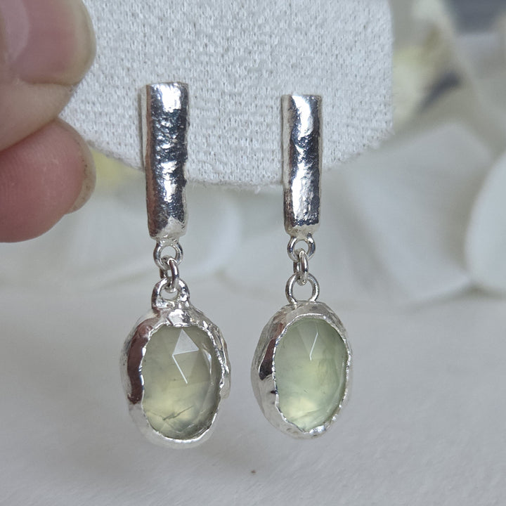 aros colgantes texturados con piedra verde