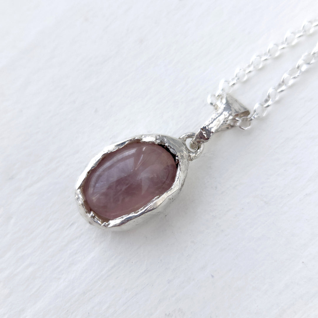 Colgante de plata texturado con cuarzo rosa