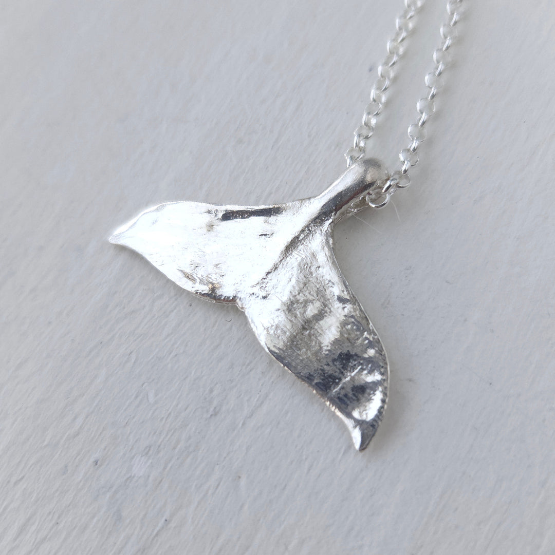 Colgante de plata en forma cola de ballena