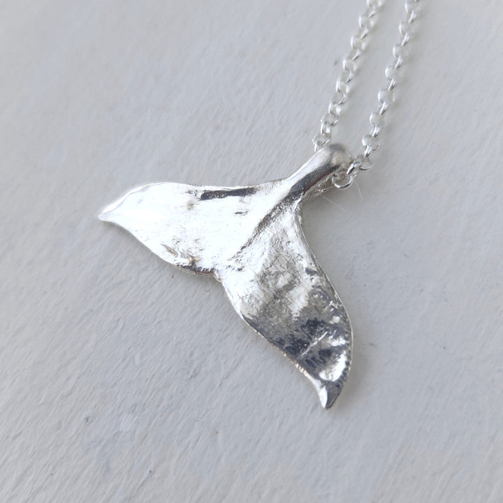 Colgante de plata en forma cola de ballena