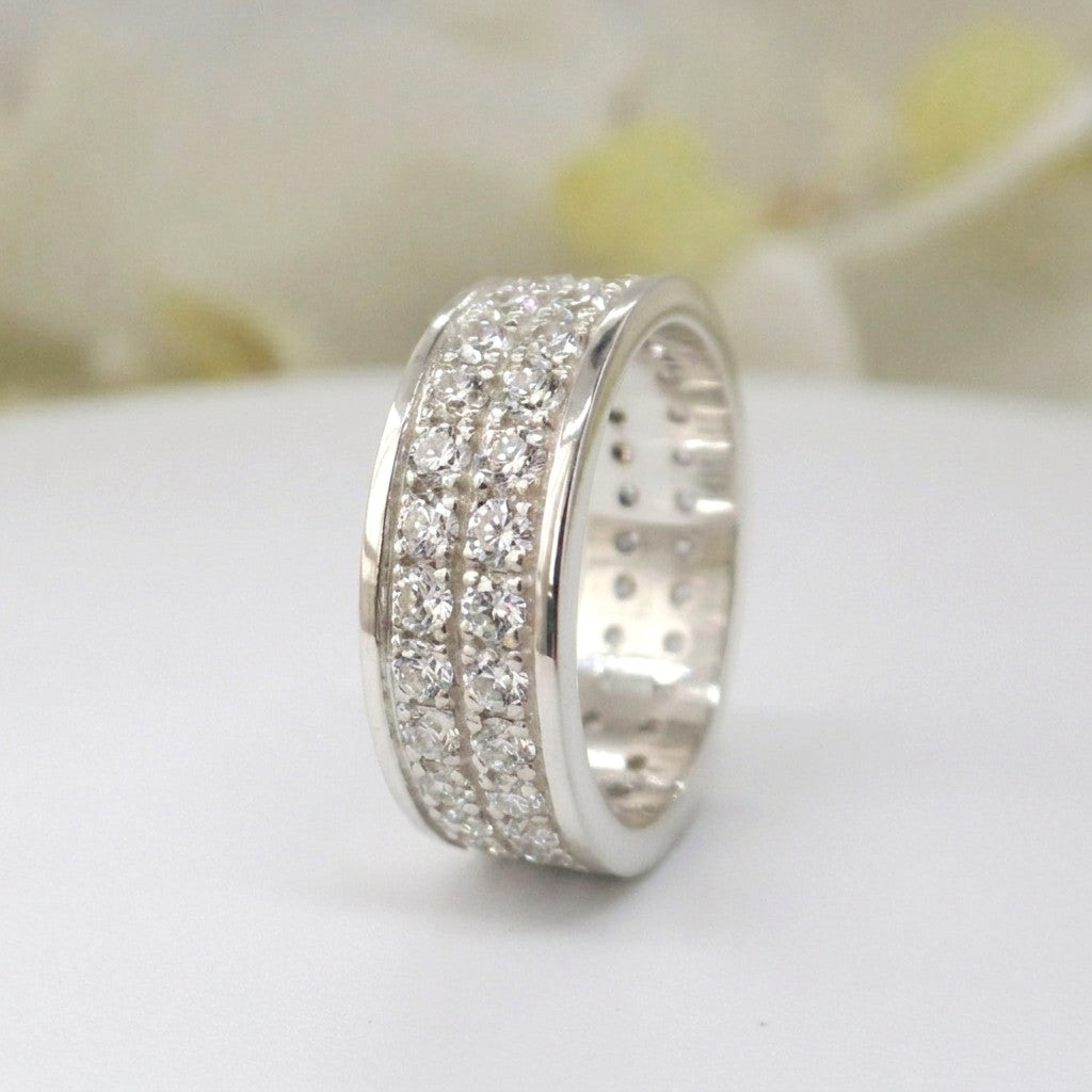 anillo de compromiso tipo eternity doble con moissanitas