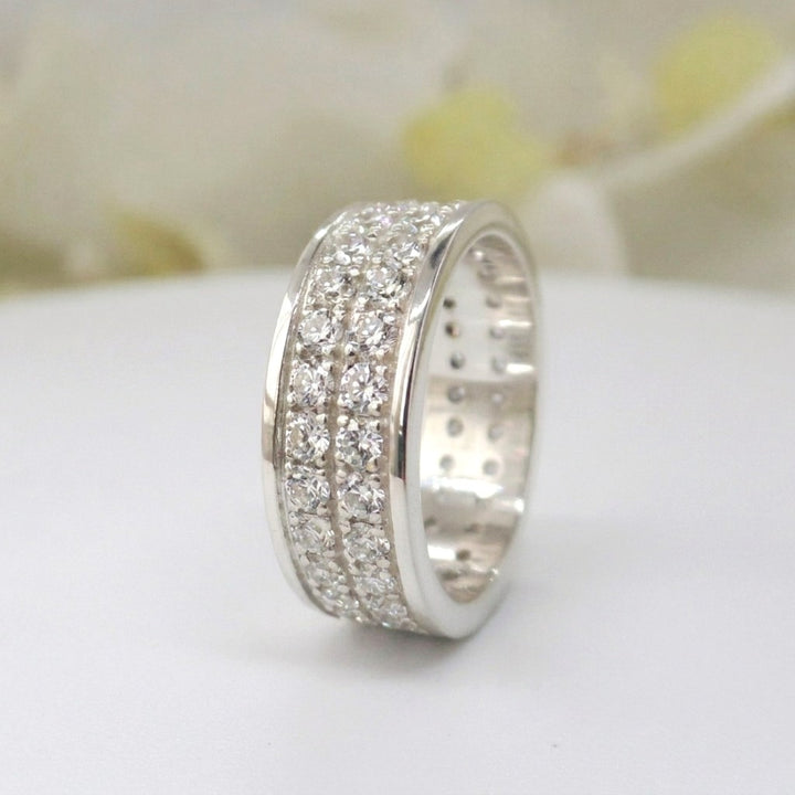 anillo de compromiso tipo eternity doble con moissanitas