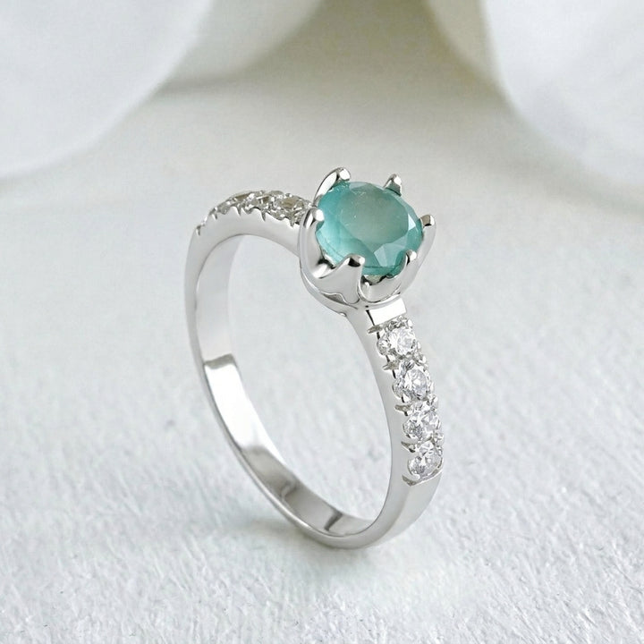 Anillo solitario con medio cintillo moissanitas y calcedonia en plata
