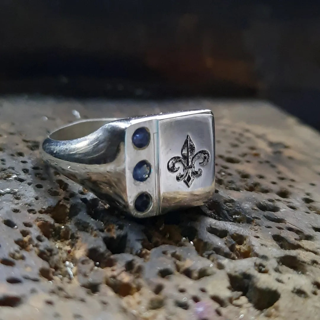 Anillo de sello personalizable hecho en plata 950 para hombre con zafiros