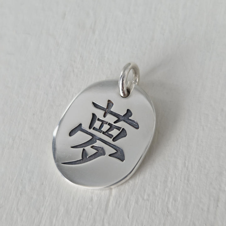 Colgante Kanji del Amor en plata 950 con símbolo japonés grabado