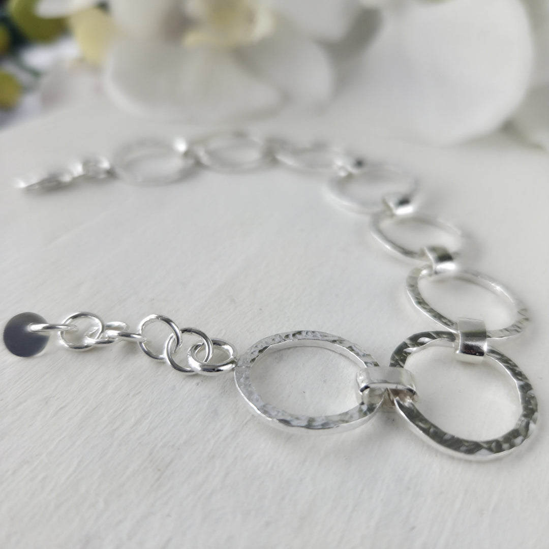Pulsera de argollas estilo rústico
