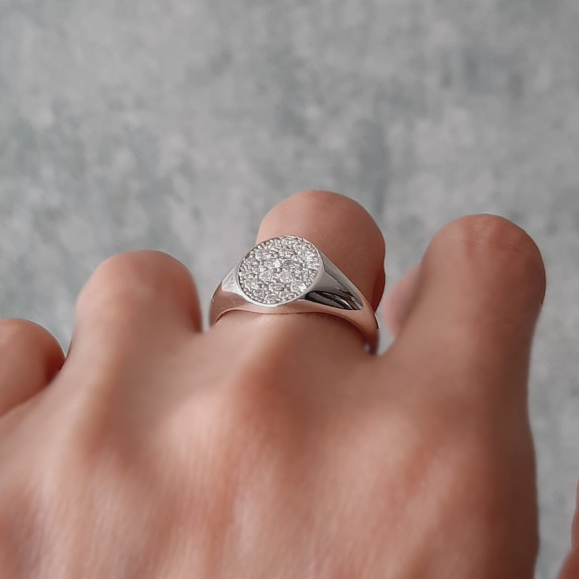 Talla 18: Anillo de sello de plata con circones