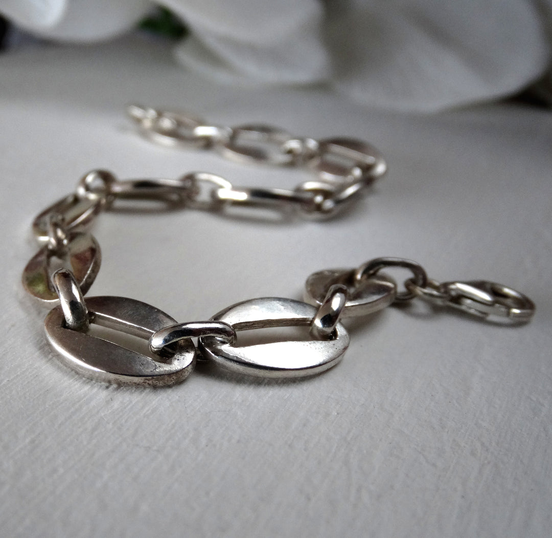 Pulsera de plata 950 con eslabones planos sobre fondo neutro