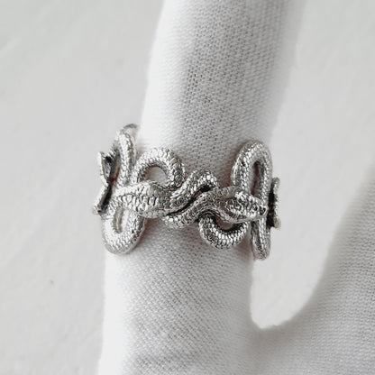 Talla 13: Anillo de serpientes hecho en plata