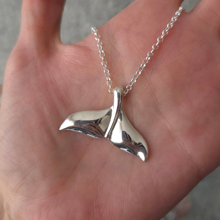 Colgante de plata en forma cola de ballena