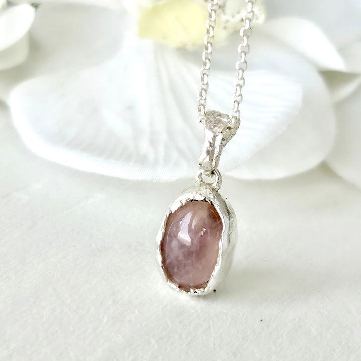 Colgante de plata texturado con cuarzo rosa