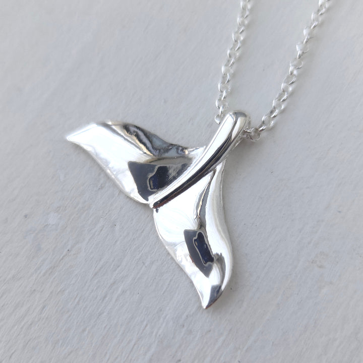 Colgante de plata en forma cola de ballena