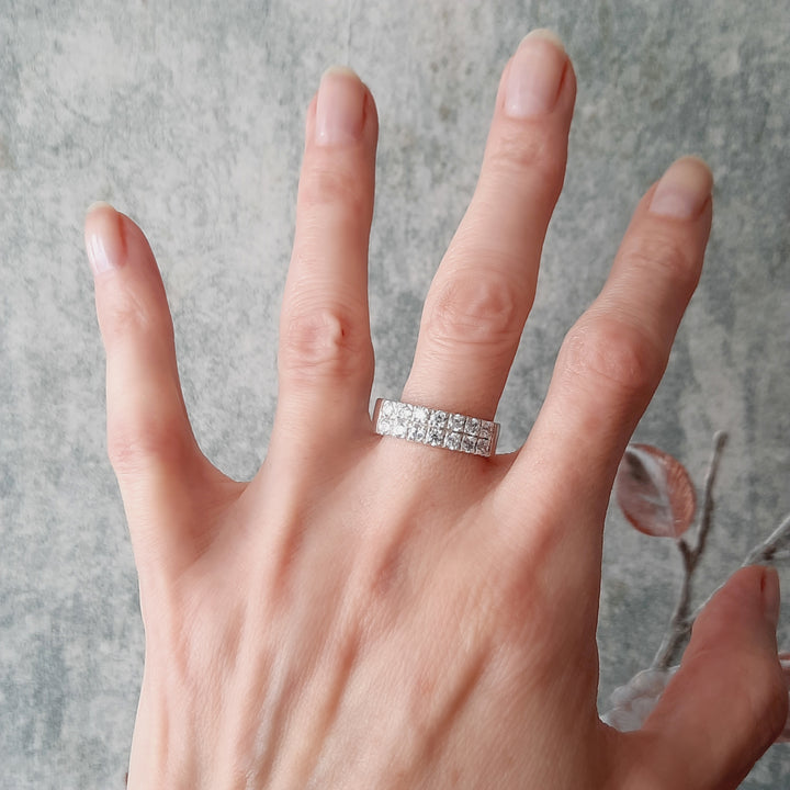 Anillo clásico medio cintillo doble en mano – vista frontal