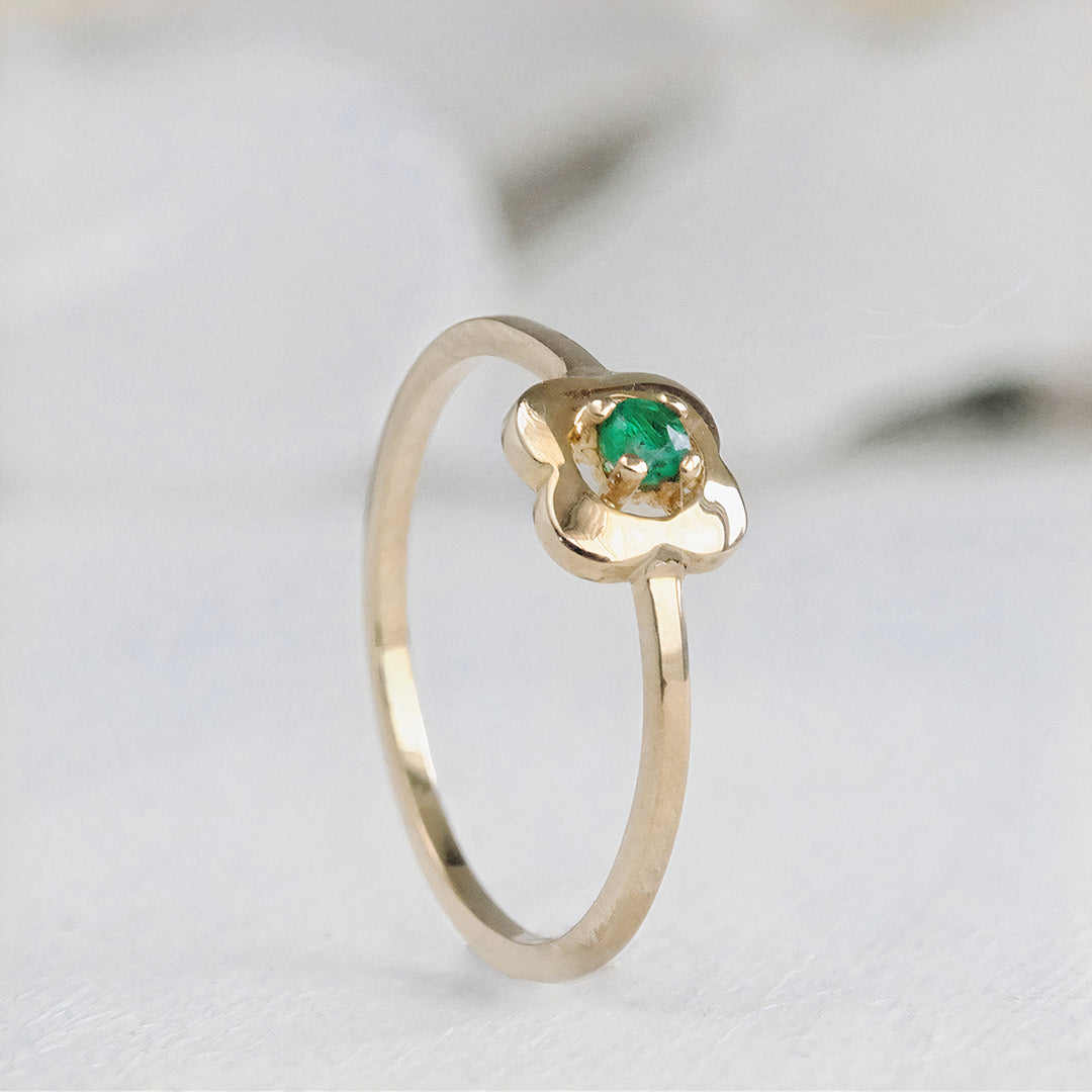 Anillo apilable con diseño de flor con esmeralda para mujer hecho en oro 18k 
