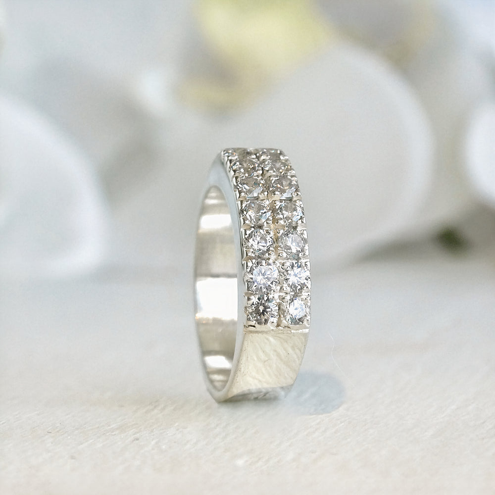 Anillo medio cintillo doble de plata 950 con moissanitas – vista lateral