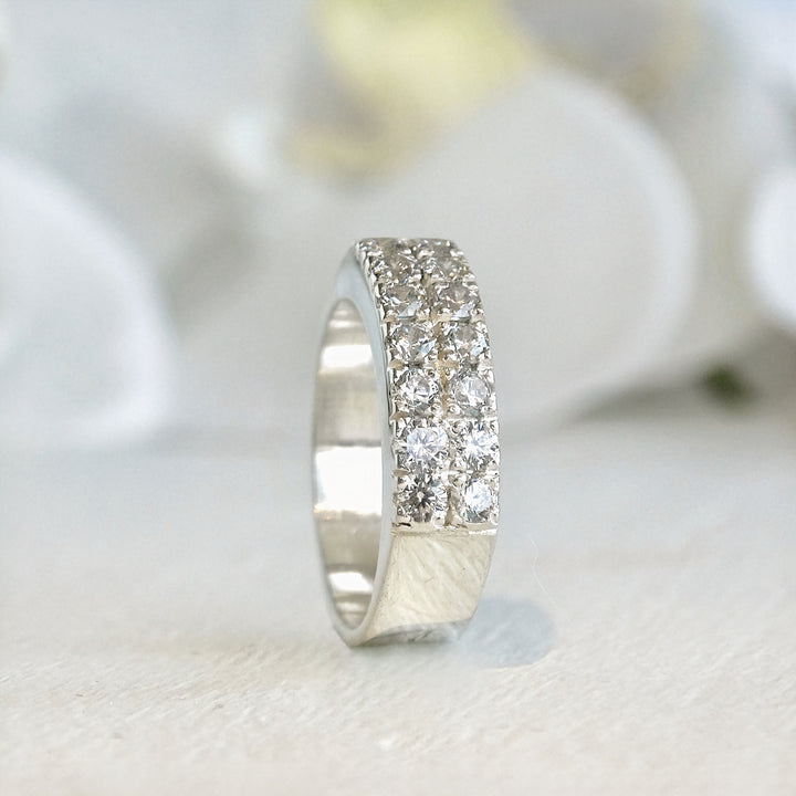 Anillo medio cintillo doble de plata 950 con moissanitas – vista lateral