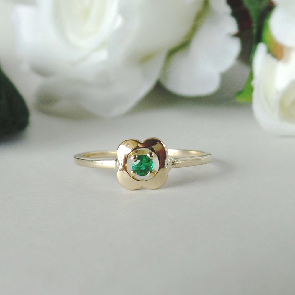 Anillo flor en oro 18k con esmeralda natural.