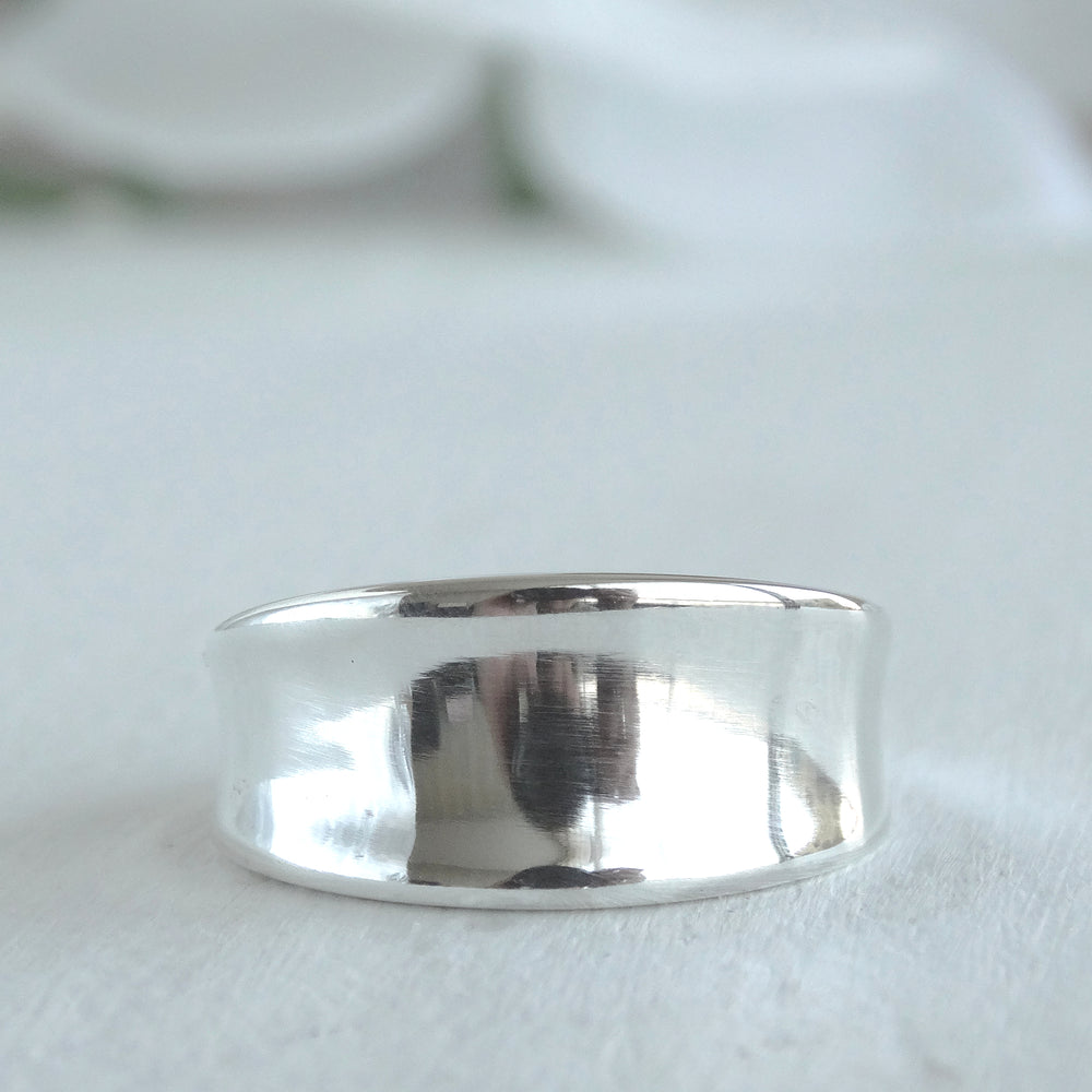  anillo artesanal minimalista de plata 950 diseño abombado con centro cóncavo