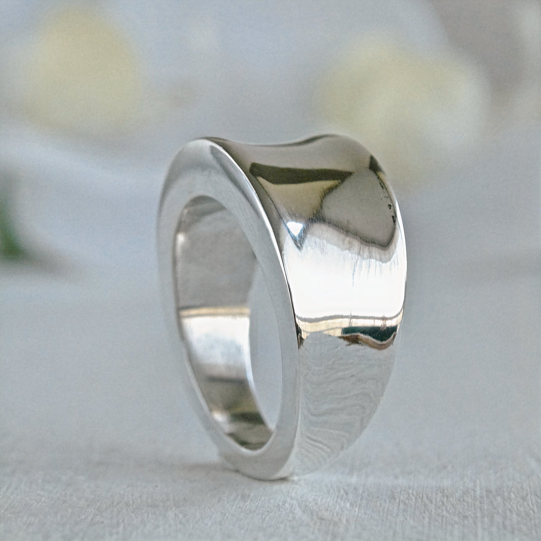 anillo minimalista de plata 950 abombado cóncavo hecho en Chile