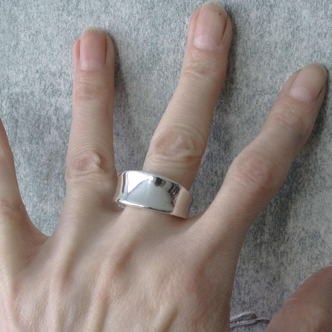 anillo minimalista de plata 950 con acabado pulido espejo
