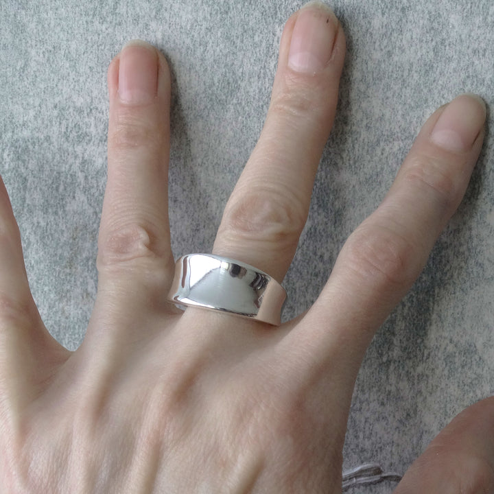 anillo minimalista de plata 950 con acabado pulido espejo

