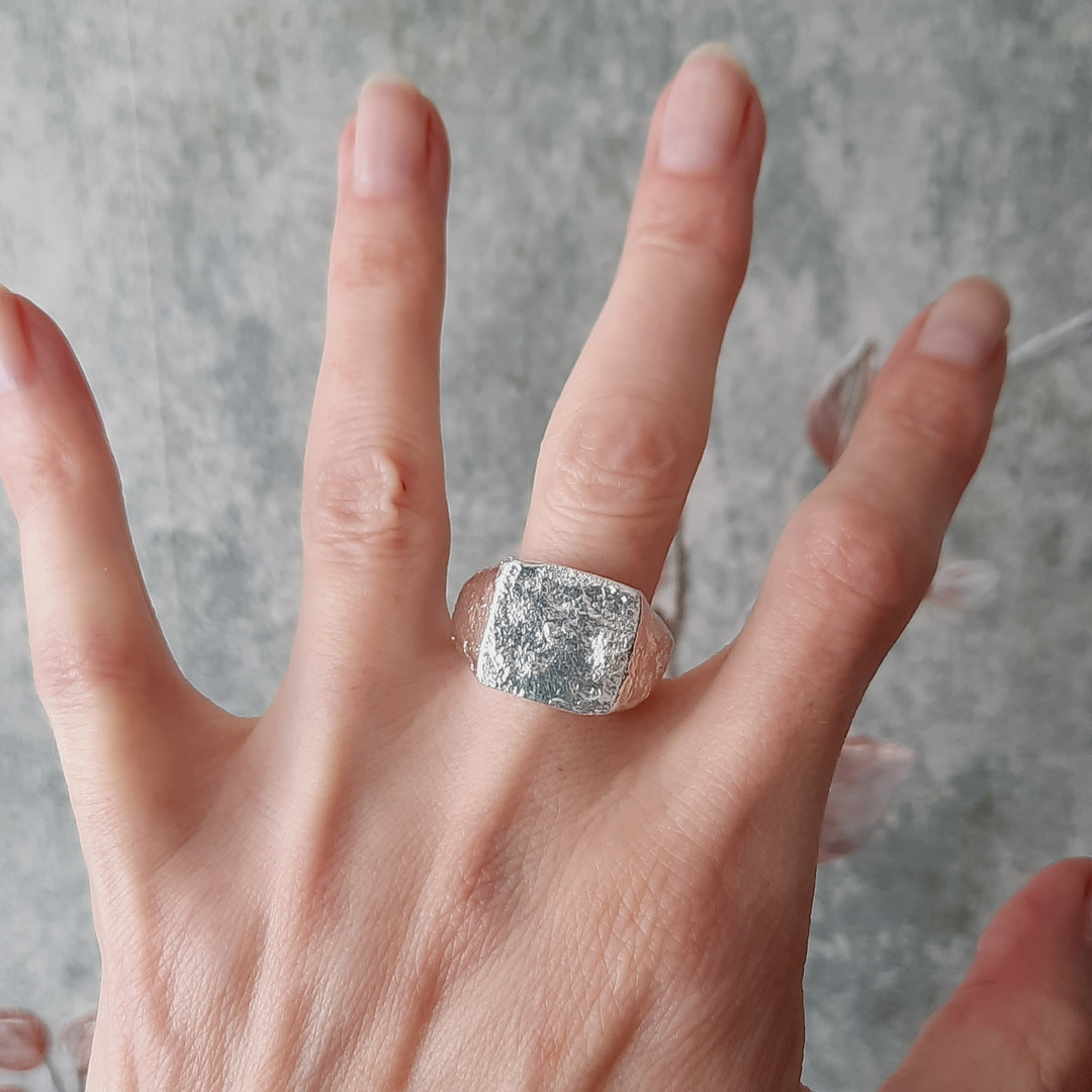 Vista frontal de anillo de sello para mujer en uso