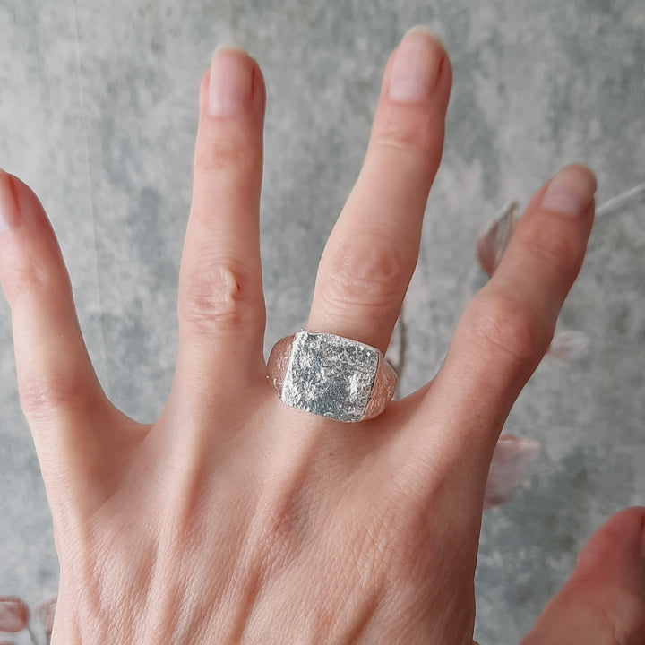 Vista frontal de anillo de sello para mujer en uso