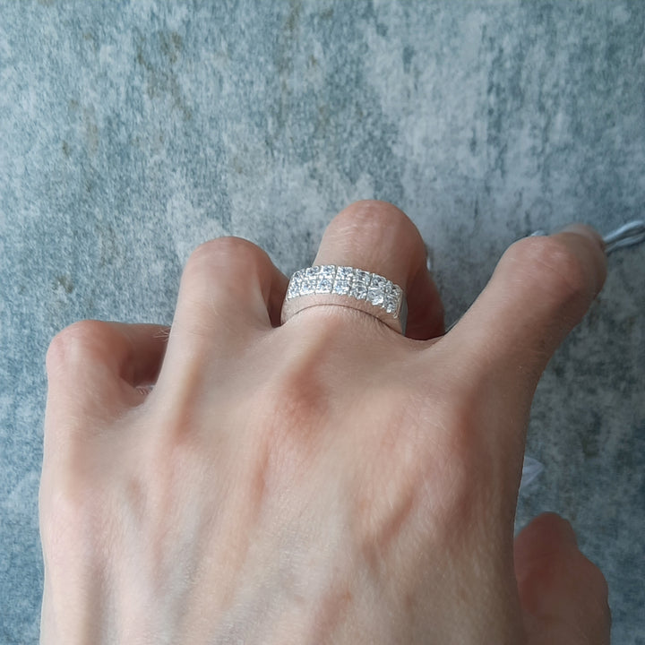 Anillo de plata medio cintillo doble – detalle del engaste
