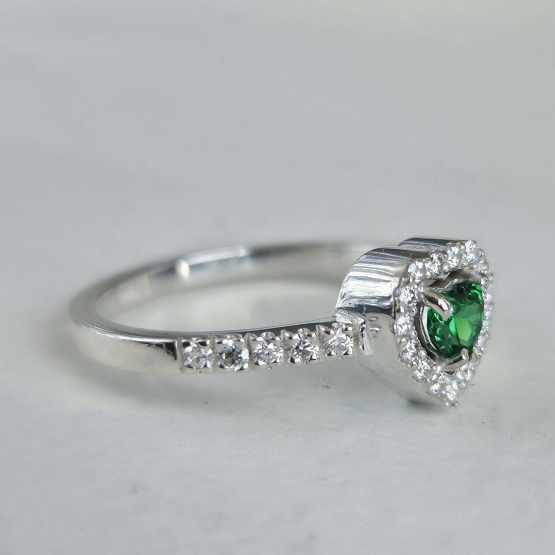 anillo romántico de plata con piedras
