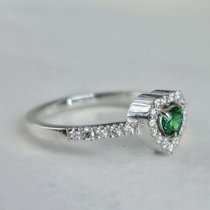 anillo romántico de plata con piedras
