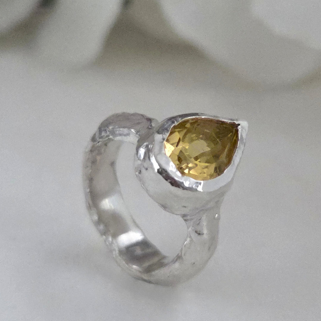 Anillo de plata mujer con citrino natural y diseño fundido