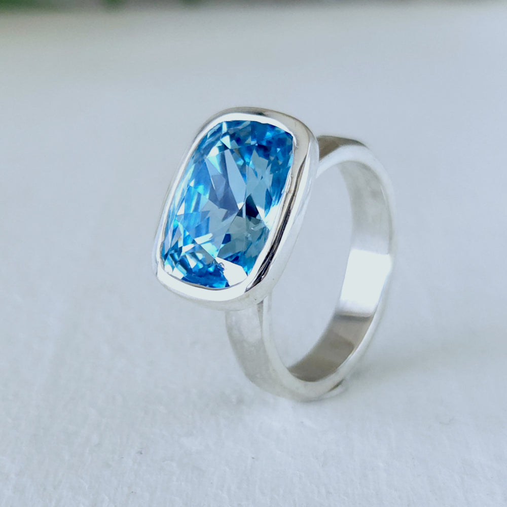 Anillo de cóctel con cristal biselado