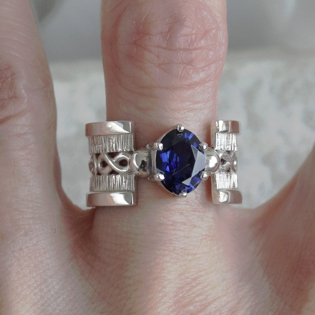 anillo de plata mujer banda abierta con piedra azul
