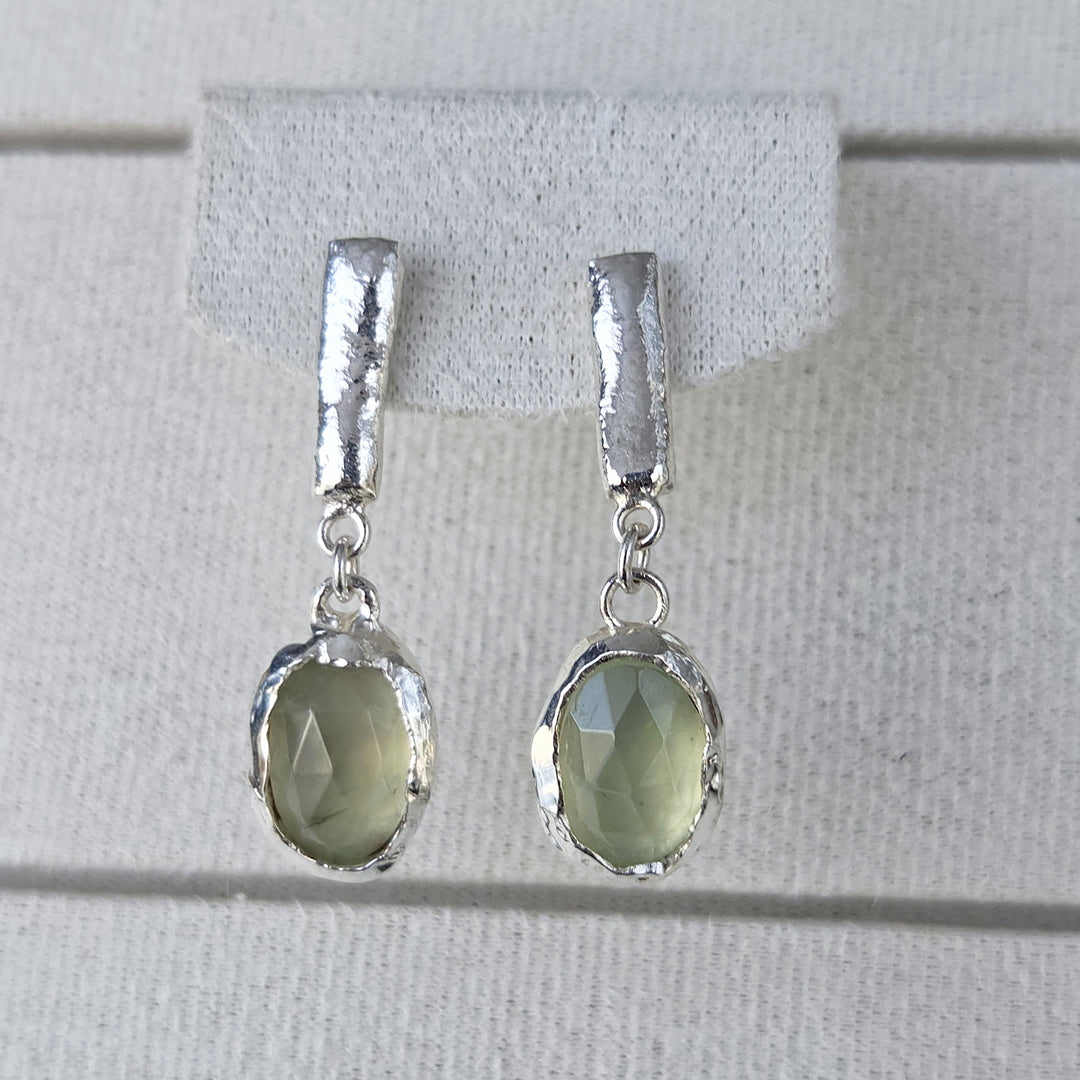 aros plata 950 textura fundida con piedra verde