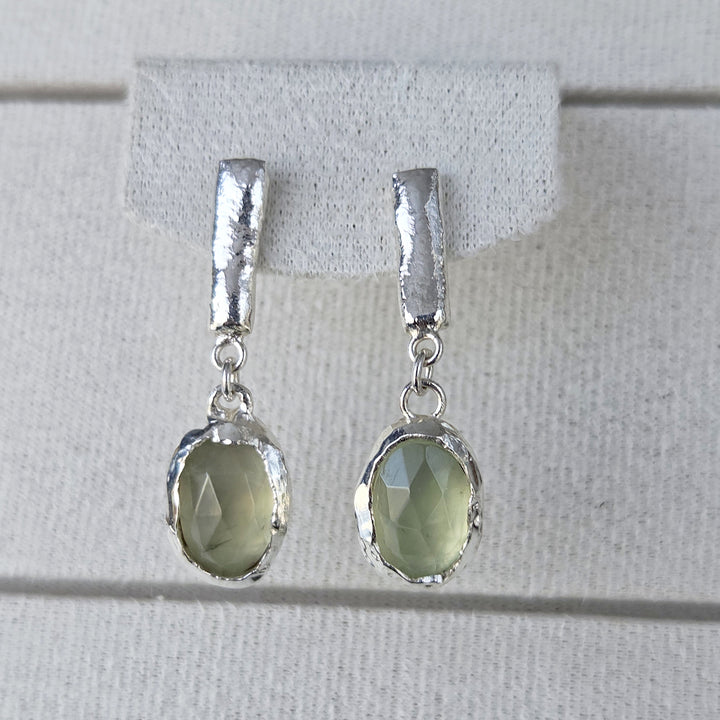 aros plata 950 textura fundida con piedra verde